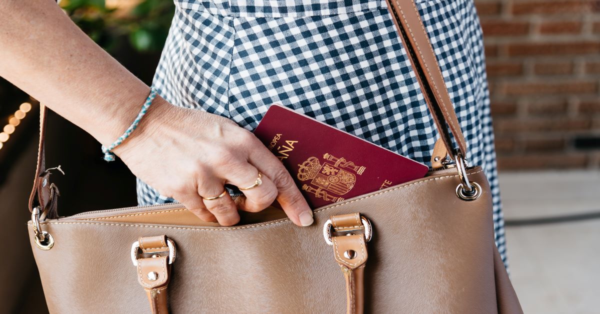 detalle-mujer-pasaporte-españa-bolso detalle pasaporte español en bolso