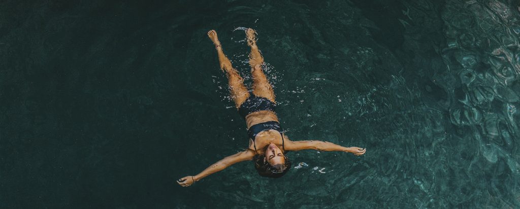 Mujer flotando en cenote