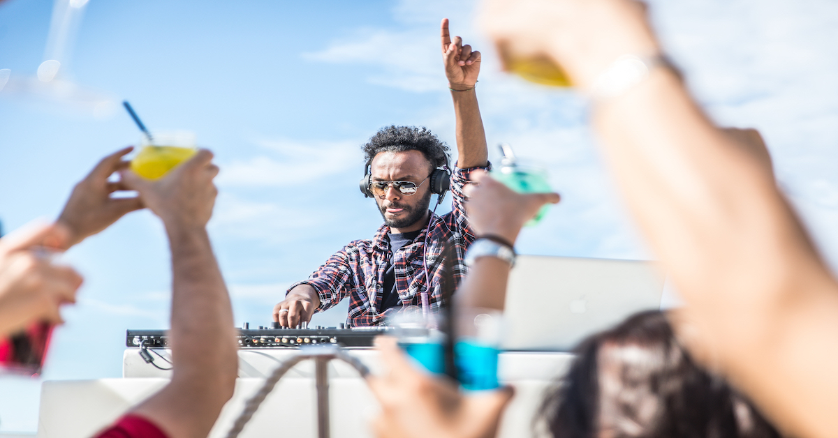 dj set at the beach party. dj pinchando en una fiesta en la playa en Riviera Maya