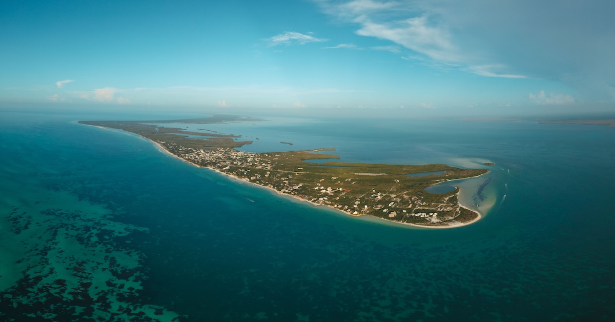 Aerial view of the Isla Holbox Island on a bright sunny day vista aérea de Holbox
