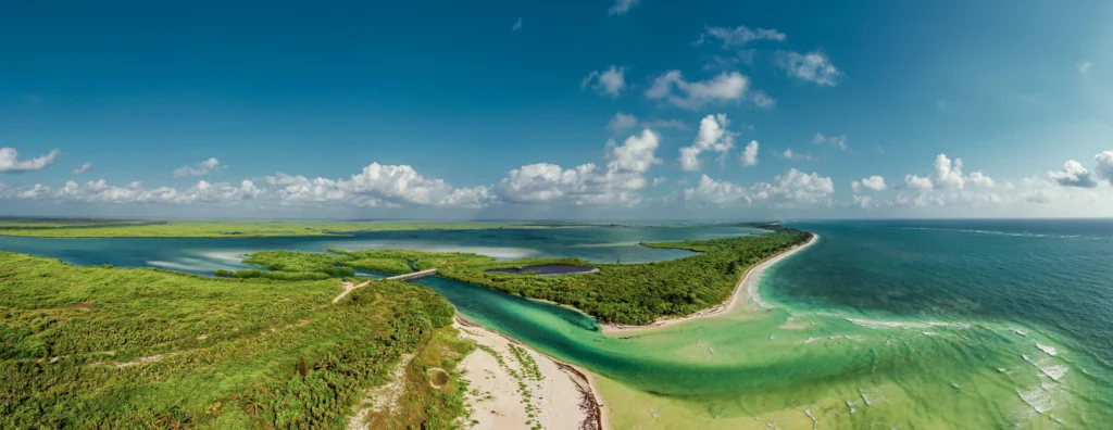 Panorámica de la Reserva de Sian Ka'an en la Riviera Maya, lugar a visitar durante las vacaciones de Semana Santa en México.