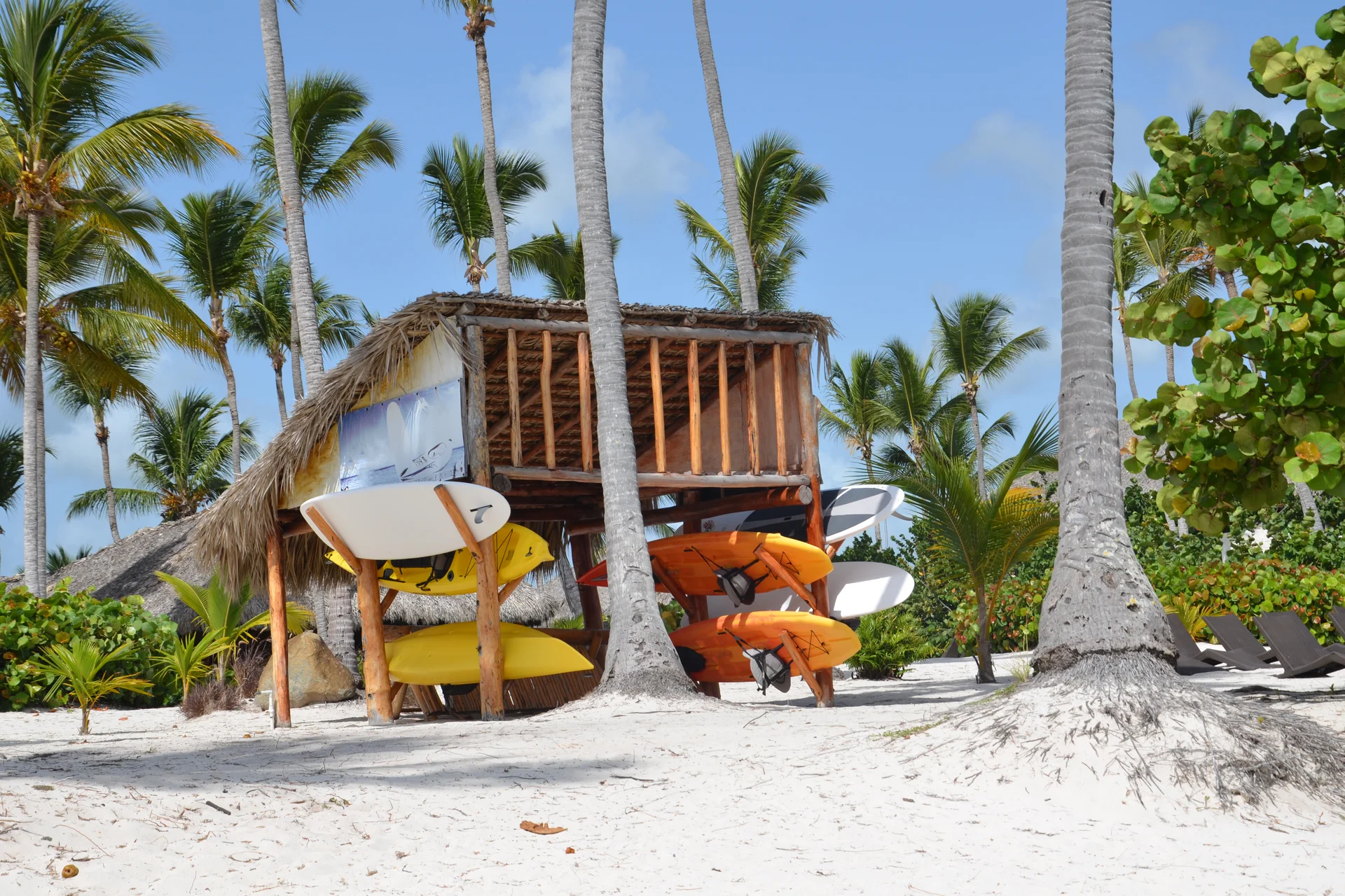kayaks-y-canoas-en-playa-en-republica-dominicana Kayaks en playa de República Dominicana